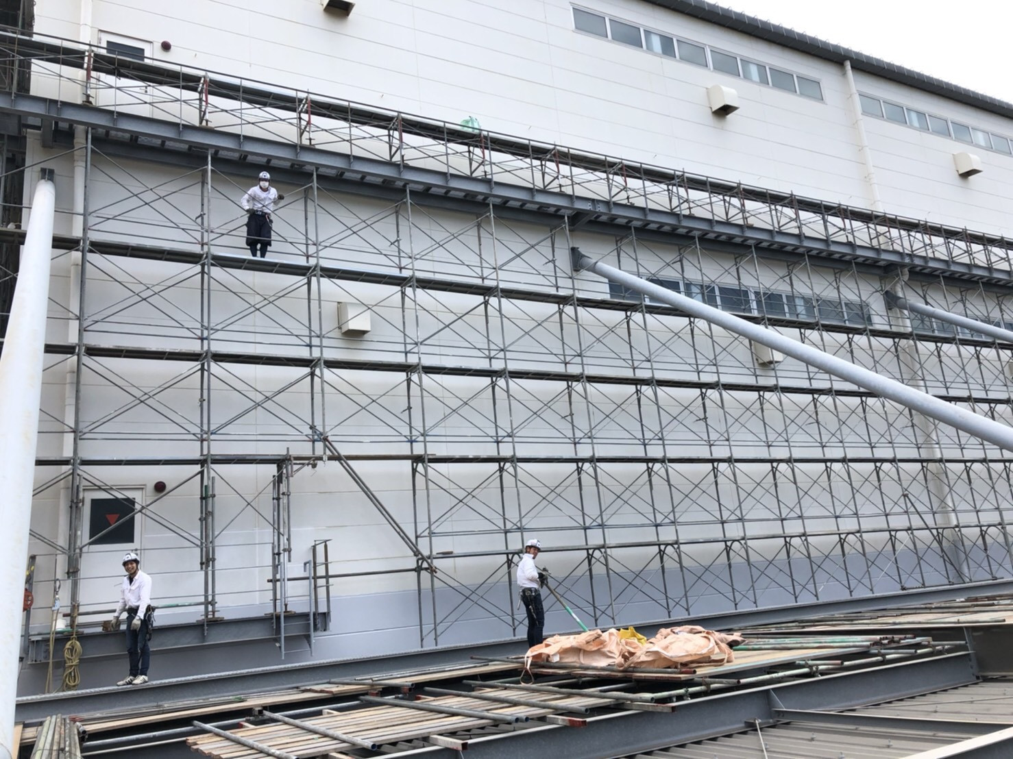 青空と工事現場